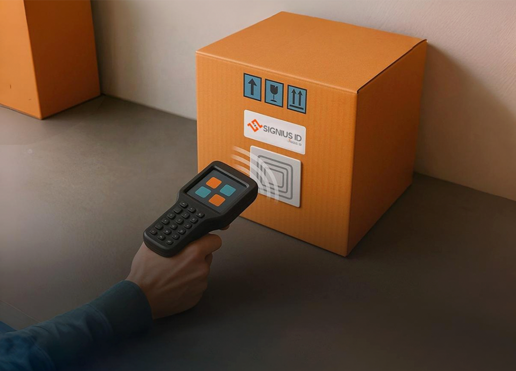 Persona utilizando un lector RFID para registrar una caja con etiqueta Signus ID, demostrando la eficiencia en la gestión de inventarios y trazabilidad de activos.